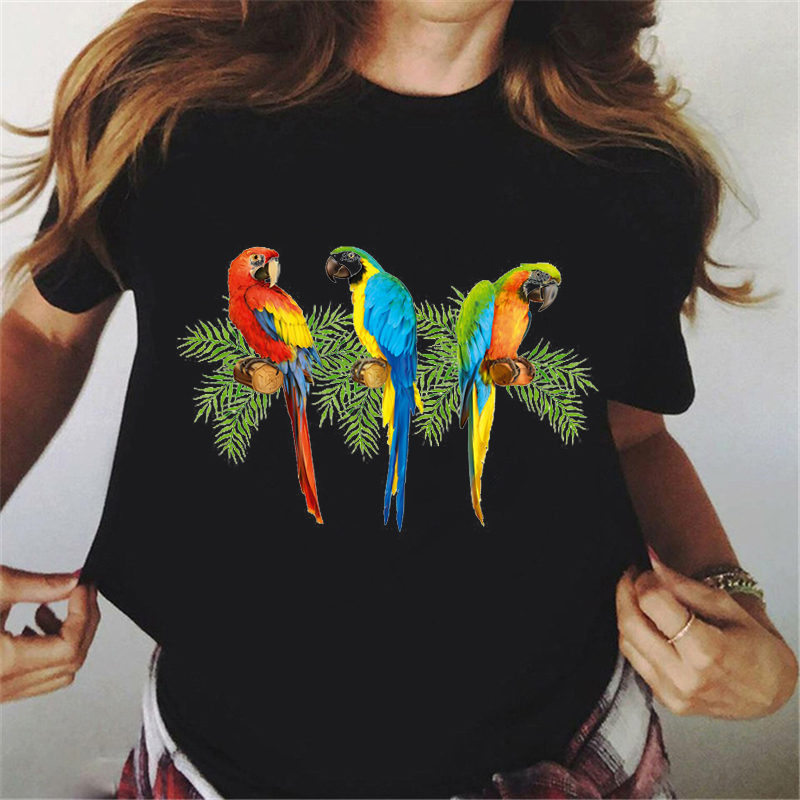 Plant Parenthood - เสื้อยืดพิมพ์ลายนกแก้วหลากสีสันพร้อมดอกไม้เขตร้อนสำหรับผู้หญิง เสื้อยืดนกค็อกคาเทลสีดำ เสื้อยืดผู้หญิงน่ารัก เสื้อผ้าผู้หญิง เสื้อยืดท็อปส์